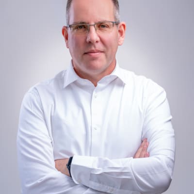 גבר בחולצה לבנה מצולם בסטודיו מקצועי