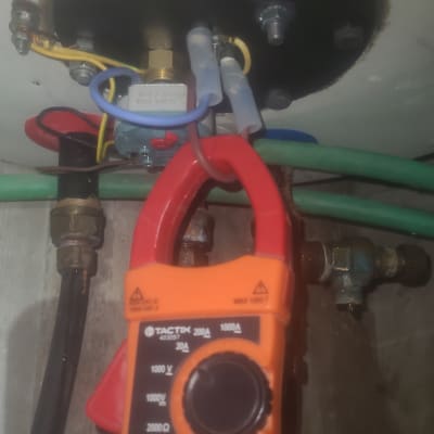 מד זרם מחובר לצנרת במערכת חימום מים