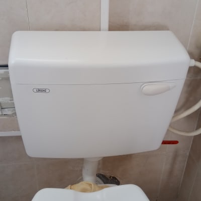 ניאגרה לבנה עם צינור מים מחובר