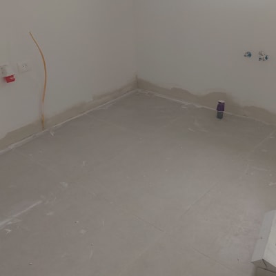 חדר עם קירות צבועים ורצפה מוכנה לריצוף