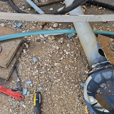 כלים וחלקים של דוד שמש על הקרקע