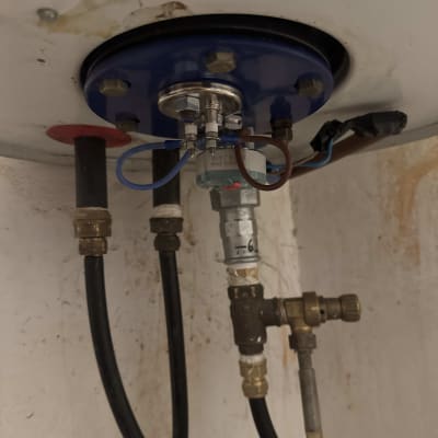 חיבורים וצינורות מתחת לדוד שמש