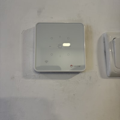 מתג חכם על קיר עם לוגו סוויצ