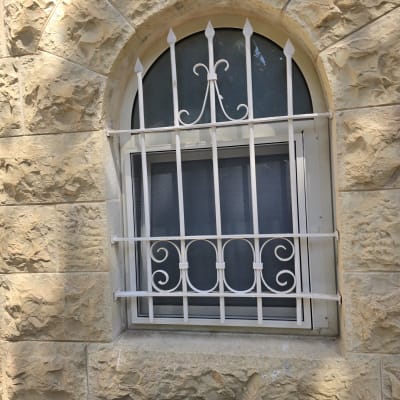 חלון עם מסגרת אלומיניום וסורגים מעוצבים