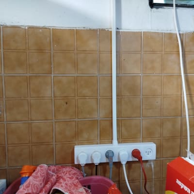 שקע חשמל עם שלושה תקעים מחוברים לקיר