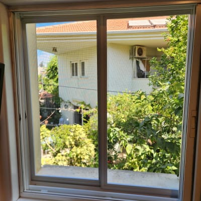 חלון אלומיניום עם נוף לגינה