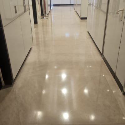 רצפה מבריקה במסדרון עם השתקפות אורות