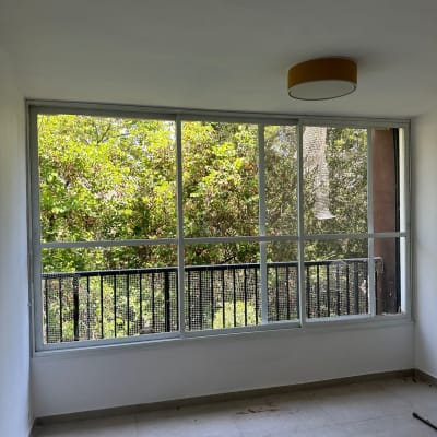 חלון זכוכית גדול עם מסגרת מתכת