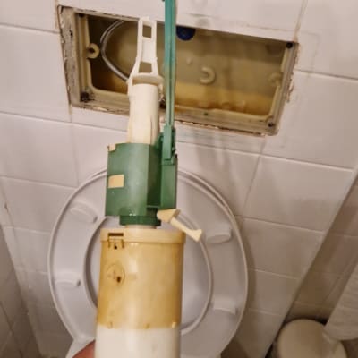 תיקון ניאגרה עם חלקים וכלים