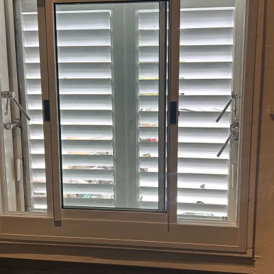 חלון אלומיניום עם תריסים לבנים