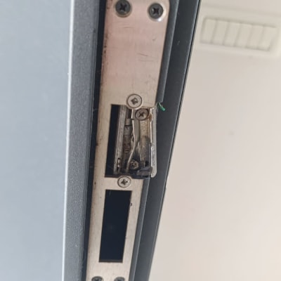 מנעול דלת מתכת עם בריח