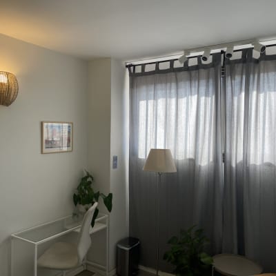 מנורת קיר דולקת עם אהיל קלוע