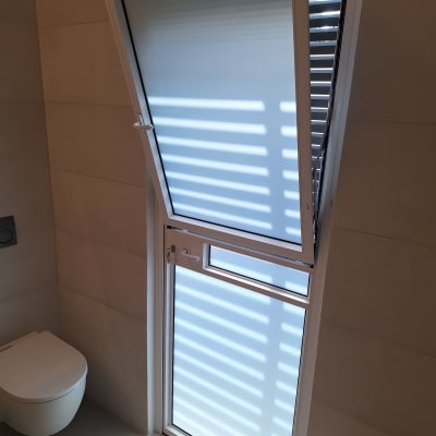 חלון אלומיניום עם תריסים בחדר אמבטיה