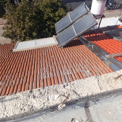 גג עם קולטי שמש ודוד שמש