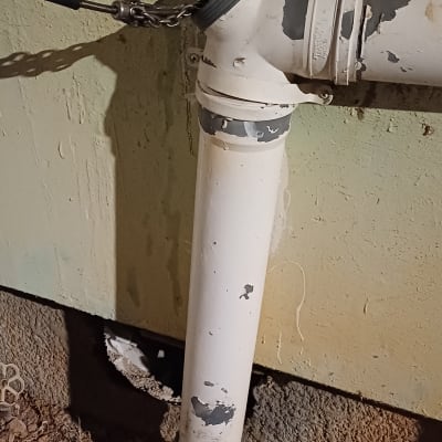 צינור פלסטיק עם חיבורים ותיקונים