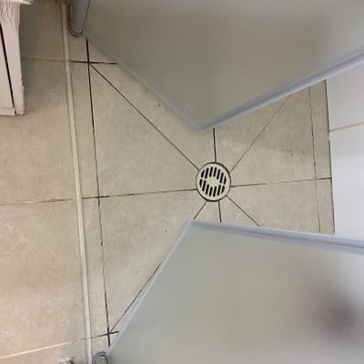 רצפת מקלחת עם ניקוז ודלתות זכוכית