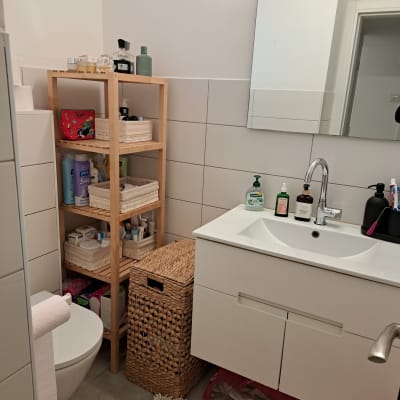 חדר אמבטיה מאורגן עם מדפים וסלסלות אחסון