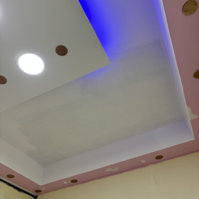 תקרה עם תאורה שקועה וצבעים שונים