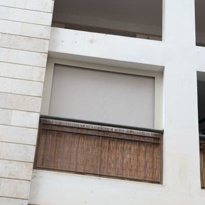 התקנת סוכך מסך אנכי במרפסת של בניין מגורים