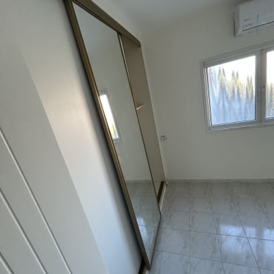 חדר ריק עם ארון ומראה על הקיר