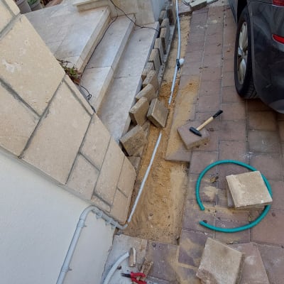 כלי עבודה וחוטי חשמל באתר עבודה חיצוני