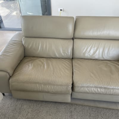 ספה עור בהירה עם קמטים על המושב