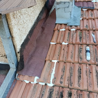 תמונה של גג רעפים עם חומרי איטום