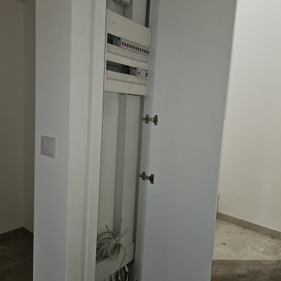 ארון חשמל פתוח עם דלתות צירים