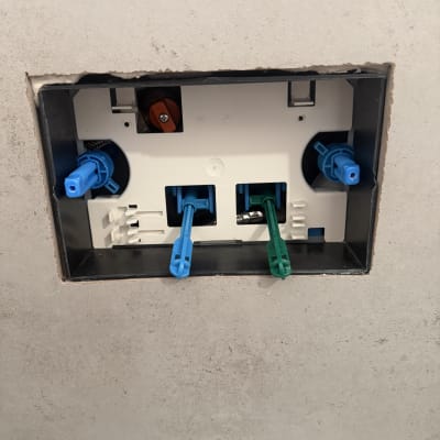 תיבת חיבורים בקיר עם צינורות פלסטיק