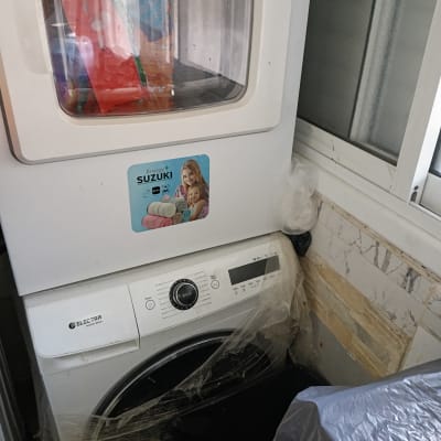 מכונת כביסה ומייבש עם עטיפת פלסטיק