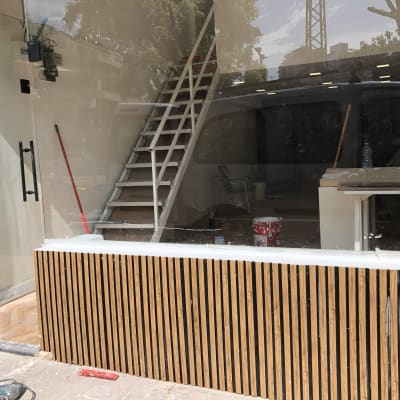 פחית צבע אדומה ומברשת צביעה בחלון ראווה