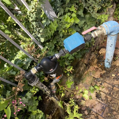 צינור מים כחול עם ברז ווסת שחור