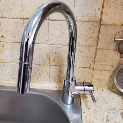 ברז מטבח וכיור על רקע קיר אריחים