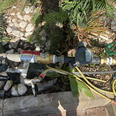 צינורות מים, ברזים ומד מים בגינה