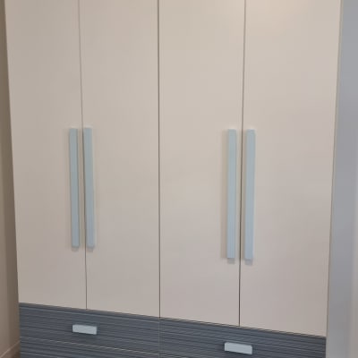 ארון בגדים עם ידיות כחולות ומגירות תחתונות