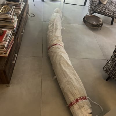 שטיח מגולגל עטוף בניילון על רצפת סלון