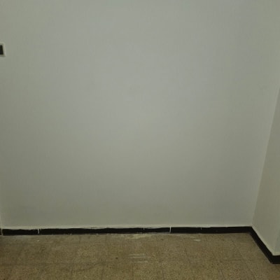 קיר צבוע עם שקע חשמלי