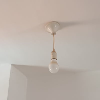 נורה תלויה מהתקרה עם חוט חשמל