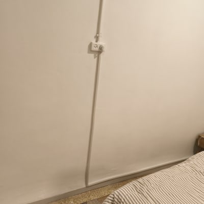 שקע חשמל על קיר עם חוט חשמל