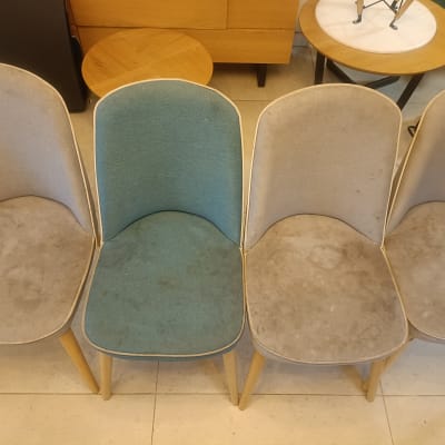 כיסאות עם כתמים לפני ניקוי