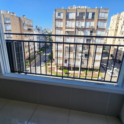 מסגרת חלון פתוחה עם נוף לבניינים