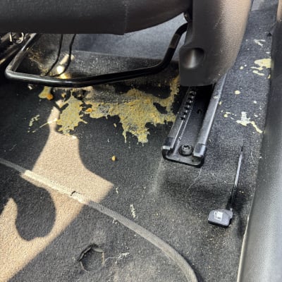 כתם על שטיח רכב מתחת למושב