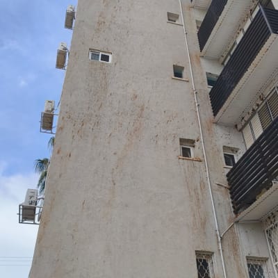 בניין גבוה עם מרפסות ומזגנים