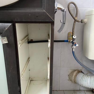 צינורות מים מתחת לכיור עם ברז וכיור פתוח