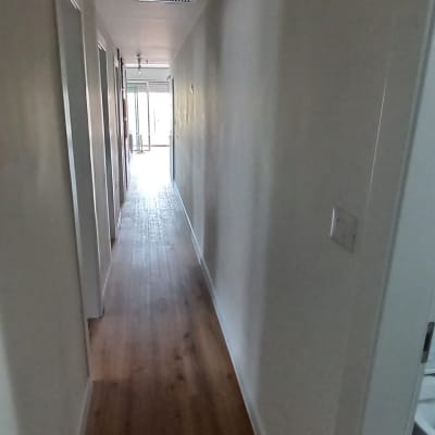 מסדרון עם רצפת עץ ותאורה תקרה