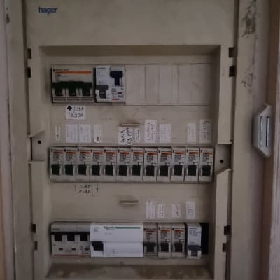 לוח חשמל עם מפסקים וחוטים