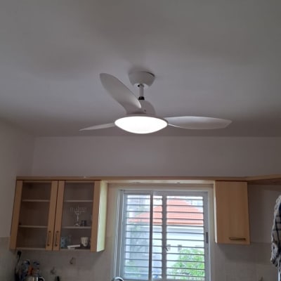 מאוורר תקרה עם תאורה מותקן בתקרה