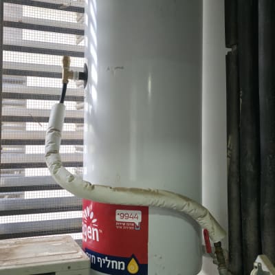 התקנת דוד שמש עם טכנאי בעבודה