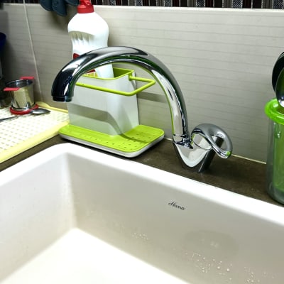 ברז כיור מטבח עם כלים ומתקן סבון