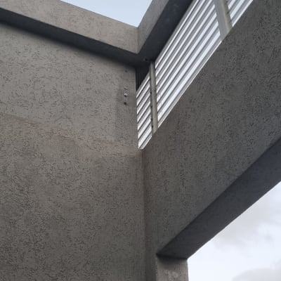 רשת מתכת מותקנת למניעת כניסת יונים